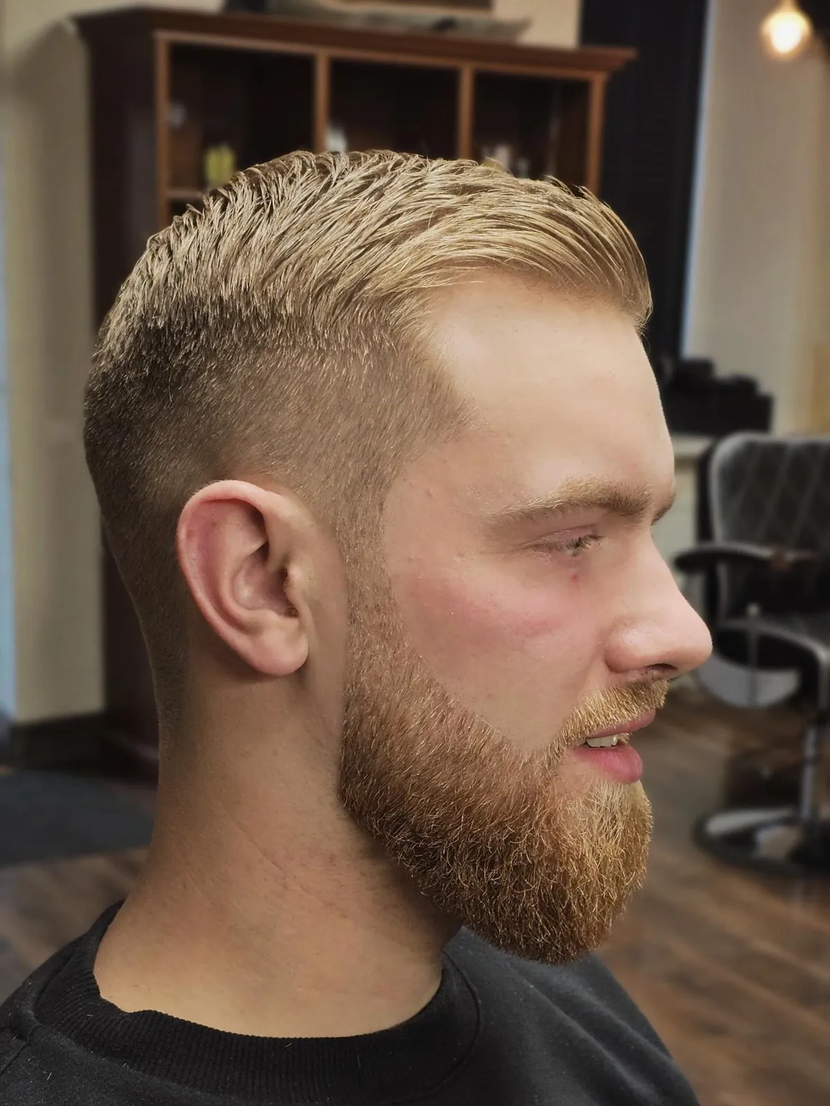Blonds griezums ar pāreju un kopta bārda, profils no labās puses